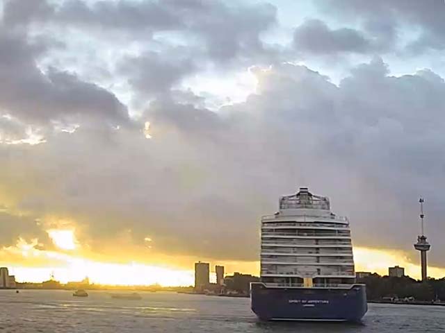 Cruiseschip ms Spirit of Adventure aan de Cruise Terminal Rotterdam